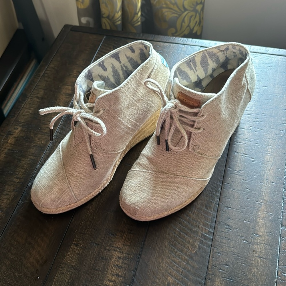 TOMS Natural Burlap Desert Espadrille Wedge Bootie, size 8